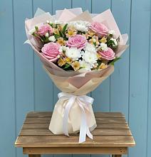 Букет цветов из:  Гвоздики, Орхидеи и Розы в Комаричах