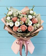 Букет цветов из:  Розы, Альстромерии и Лизиантусы в Комаричах