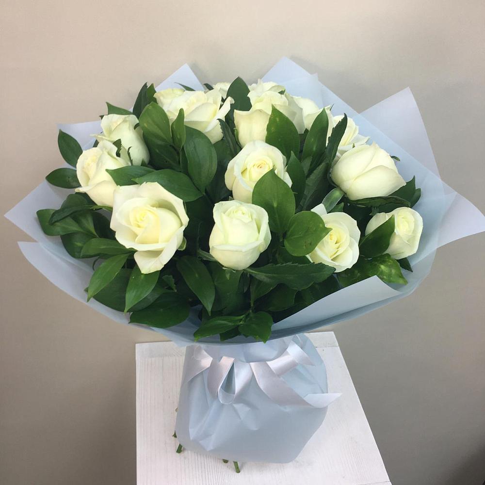 Букет 15 Белых роз Проуд в Комаричах