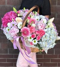 Композиция солнечный день в Комаричах Цветочная композиция из Розы, Хризантемы, Пионы и Лизиантусы в корзине в Комаричах