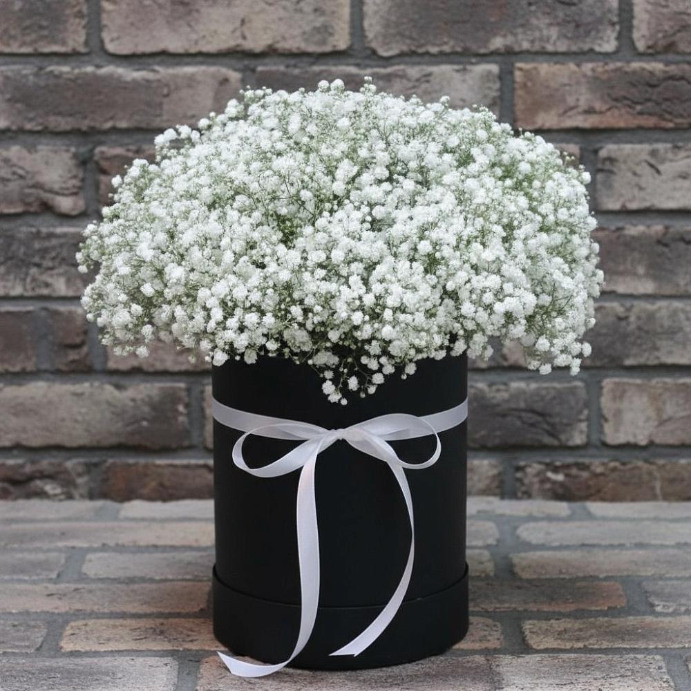 Цветочная композиция из Гипсофила в шляпной коробке в Комаричах