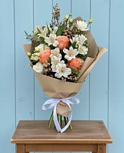 Букет цветов из:  Альстромерии, Лизиантусы, Розы и Хризантемы #REPLACE_PRED# Комаричах