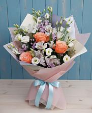 Букет цветов из:  Лизиантусы, Розы, Альстромерии и Гипсофила в Комаричах