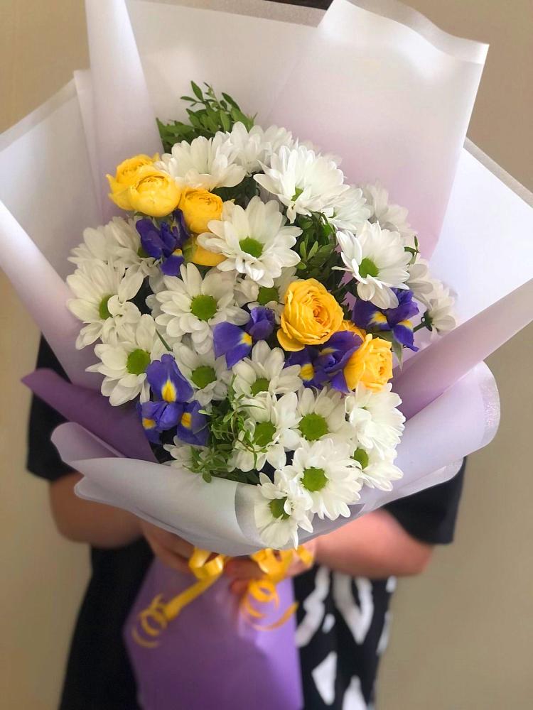 Букет цветов из: Ирисы, Хризантемы и Розы в Комаричах