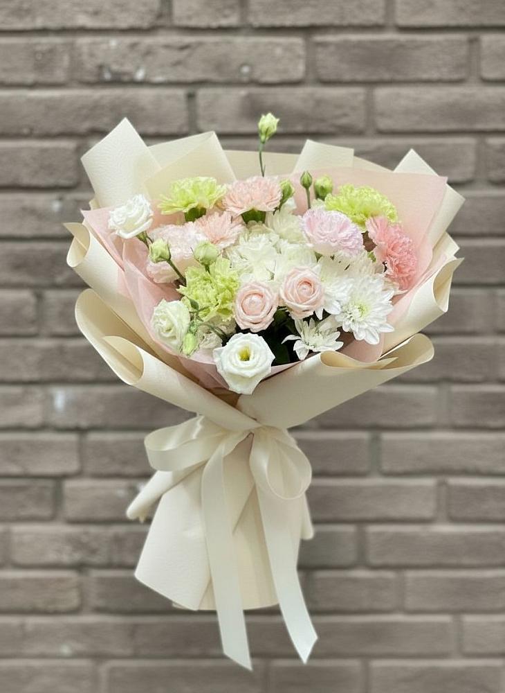 Букет цветов из: Гвоздики, Розы, Лизиантусы и Хризантемы в Комаричах