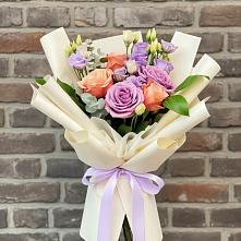 Букет цветов из:  Лизиантусы и Розы в Комаричах