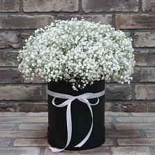 Цветочная композиция из Гипсофила в шляпной коробке в Комаричах