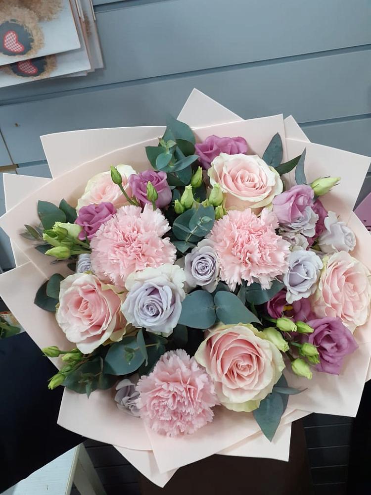 Букет цветов из: Розы, Гвоздики и Лизиантусы в Комаричах