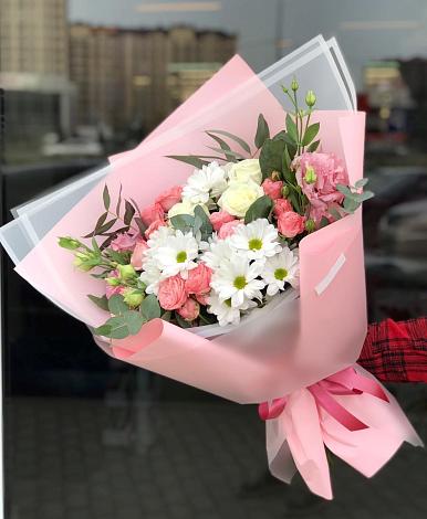 Букет цветов из: Розы, Лизиантусы и Хризантемы в Комаричах